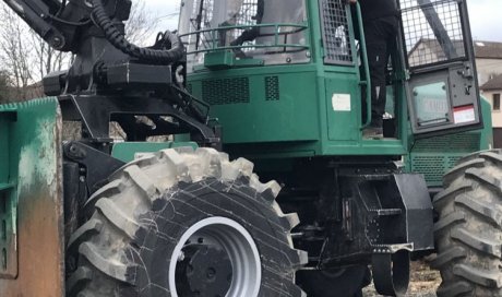 Tracteur forestier à grue